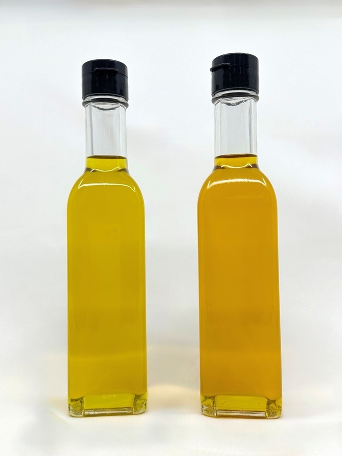 <strong>올리브유(왼쪽)와 유채유(오른쪽)</strong>