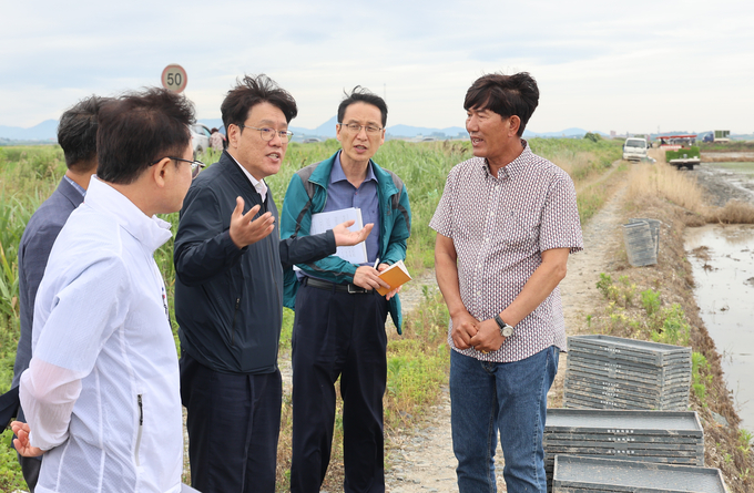<strong>가루쌀 모내기 현장 점검</strong>