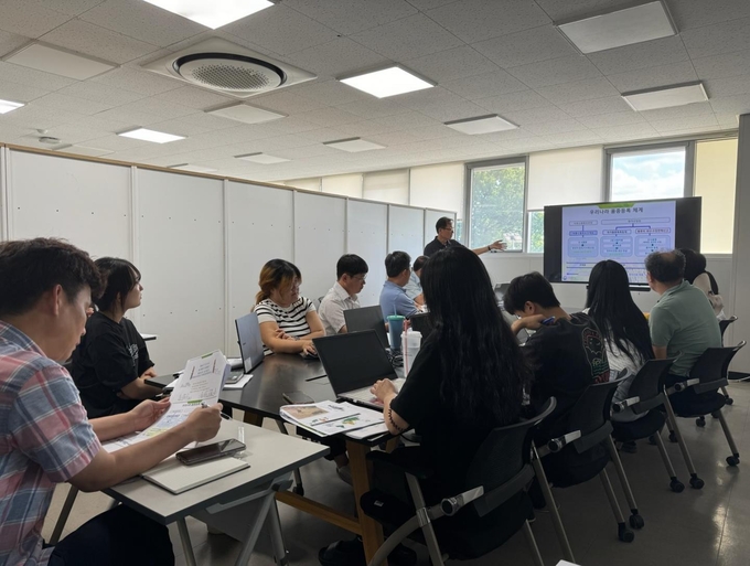 기업 맞춤형 과정 교육 현장. 국제종자생명교육센터 이승인 연구관이 ㈜경농 직원들을 대상으로 품종보호 지식재산권에 대해 강의하고 있다.