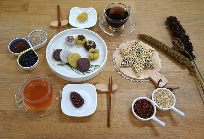 <strong>잡곡 송편으로 차린 추석 다과상</strong>