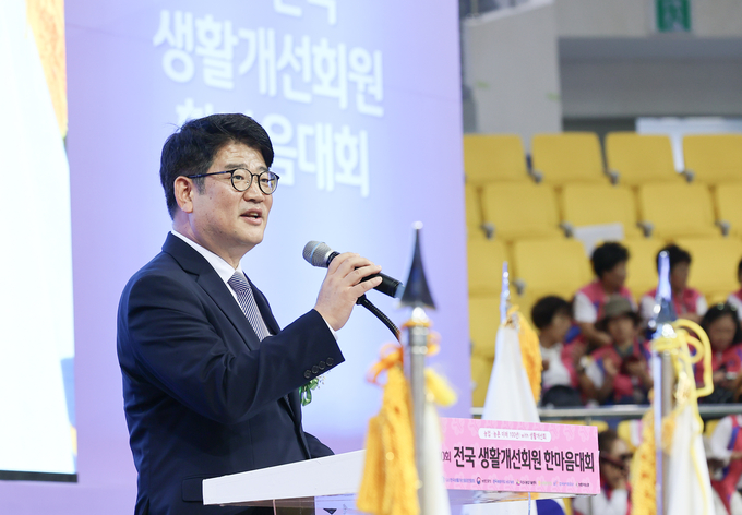 <strong>격려사 하는 권재한 청장</strong>