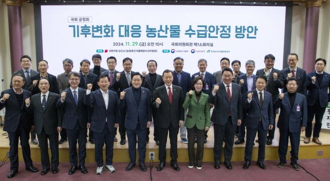 (왼쪽 3번째부터) 농촌진흥청 서효원 차장, 환경노동위원회 김형동 의원, 농림축산식품해양수산위원회 김선교 의원, 한국농수산식품유통공사 홍문표 사장, 여성가족위원회 위원장 이인선 의원, 농림축산식품해양수산위원회 정희용 의원 순