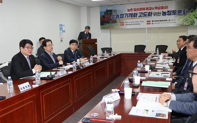 권재한 농촌진흥청장은 18일 서울 국회의원회관에서 이만희 국회의원과 주최한 '밭농업기계화 고도화를 위한 농정토론회'에서 환영사를 하고 있다.<사진제공=농촌진흥청>