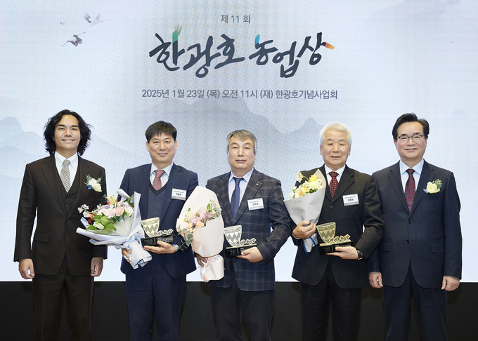 왼쪽부터 SG한국삼공 한동우 대표이사, 농업연구상 이종희 박사, 농업대상 김복성 대표, 농업공로상 김충회 소장, 정황근 심사위원장(前 농림축산식품부 장관)