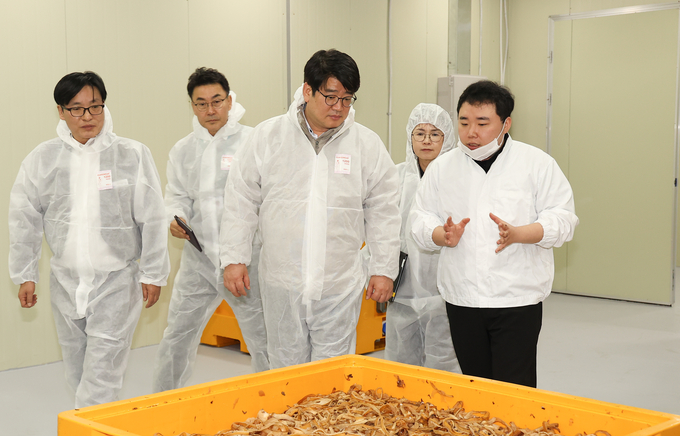 <strong>배 부산물 활용 친환경 소재 사업화 현장 방문</strong>