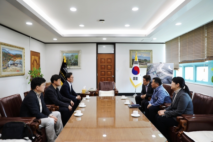 국립식량과학원 박기도 기초식량작물부장(왼쪽 세번째)이 24일 전라남도 여수시의 남해화학(주) 본사를 방문해 비료개발 연구 추진현황을 공유하고 향후 효과적인 협력방안을 논의하고 있다. <사진=농촌진흥청>