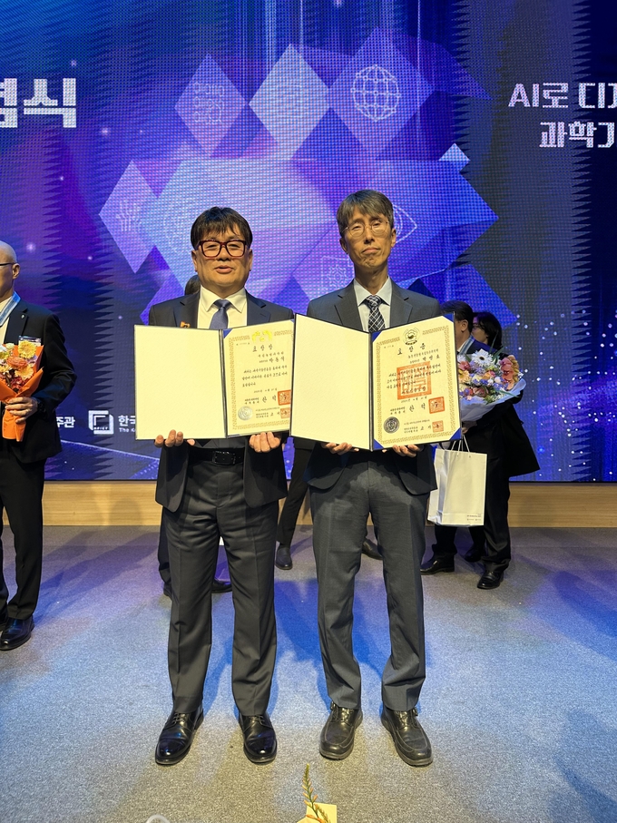 <strong>대통령표창_박동석연구관(좌), 과학기술포장_박병호 과장(우)</strong>