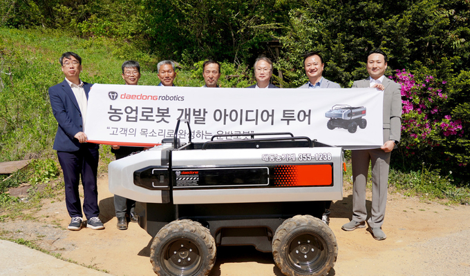 왼쪽부터 최형우 대동 국내사업본부장, 감병우 대동로보틱스 경영총괄, 김영창 당진대리점주, 장동관 운반로봇 1호고객, 여준구 대동로보틱스 대표이사, 김갑성 대동 중부사업팀장, 박희선 대동로보틱스 로봇사업본부장