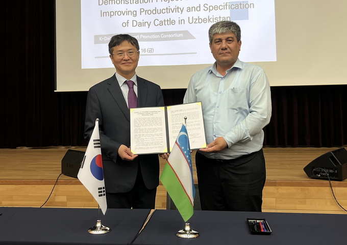 <strong>국제회의장에서 우즈베키스탄 축산연구소와 업무협약 체결</strong>