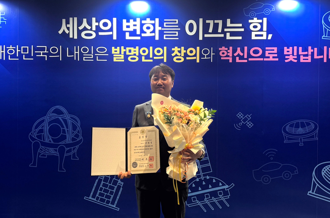 <strong>국무총리 표창을 받고 기념 사진을 찍고 있는 국립원예특작과학원 이영섭 연구사</strong>