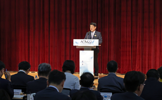 <strong>권재한 농촌진흥청장은 21일 전북 전주시 농촌진흥청 국제회의장에서 열린 '아시아미생물은행연맹 총회 및 국제 학술회의'에서 환영사를 하고 있다. <사진제공=농촌진흥청></strong>