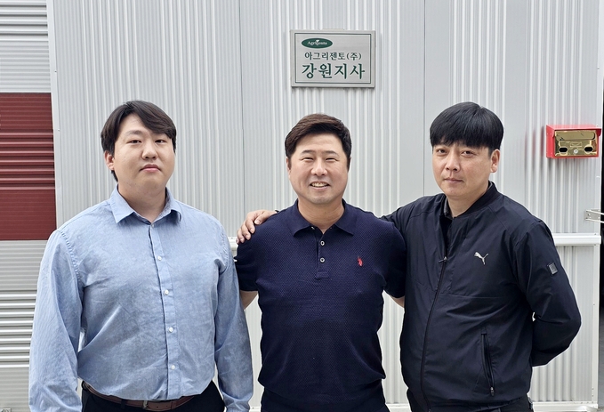 <strong>왼쪽부터 아그리젠토 강원지사 홍우택 팀장, 전근덕 지사장, 김두현 부장 </strong>