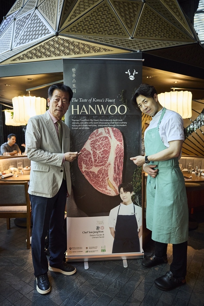 민경천 한우자조금관리위원회 위원장, 손종헌 셰프와 함께 한우의 우수성을 알려 (사진=한우자조금 제공)