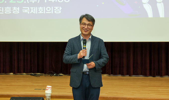 25일 서효원 농촌진흥청 차장이 ‘농생명과 AI의 운명적 만남, 농업의 미래를 설계하다!’라는 주제로 ‘인공지능 농업기술 혁신콘서트’ 에서 인사말을 하고 있다.<사진=농촌진흥청>