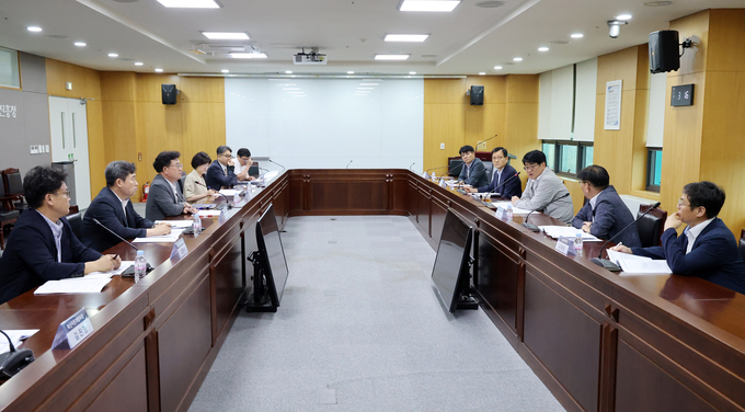 <strong>16일 전북 전주시 농촌진흥청에서 권재한 농촌진흥청장 주재로 '제3차 규제혁신 추진과제 점검회의'가 열렸다. 사진제공=농촌진흥청</strong>