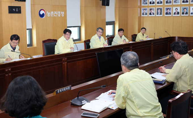 <strong>20일 전북 전주시 농촌진흥청에서 권재한 농촌진흥청장 주재로 '기상재해 대응 긴급 대책 회의'가 열렸다.<사진제공=농촌진흥청></strong>