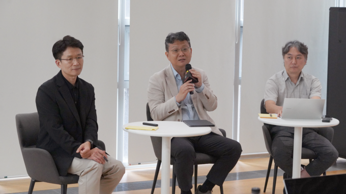 사진 왼쪽부터 최준기 대동에이아이랩 대표, 나영중 대동 P&Biz부문장, 이광욱 대동 국내사업부문장이 질문에 답하며 농업 AI의 미래 비전과 추진 전략에 대해 설명하고 있다.