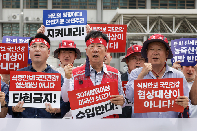 사진 앞줄 왼쪽부터 장성대 경북도지회장, 민경천 중앙회장, 하원오 전농회장