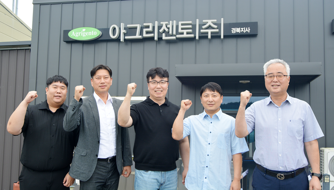 <strong>왼쪽 부터 서봉균 차장, 류동춘 이사, 장성욱 전무, 장영철 이사, 황상훈 지사장</strong>