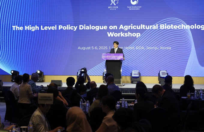 <strong>권재한 농촌진흥청장이 ‘APEC 2025 농업생명공학 고위정책회의 워크숍’이 열린 5일 전북 전주시 라한호텔에서 환영사를 하고 있다.</strong>