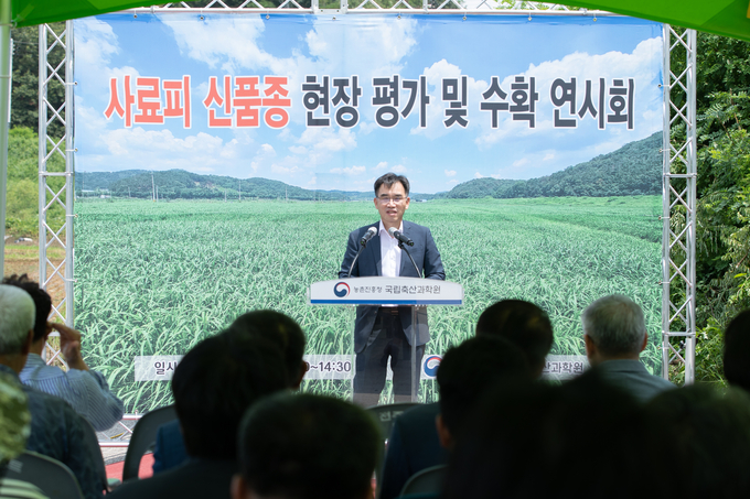 <strong>농촌진흥청 국립축산과학원 임기순 원장이 8월 5일 경남 창녕군 실증 포장에서 열린 '사료피 신품종 현장 평가회 및 수확 연시회'에서 기념사를 하고 있다. <사진=농촌진흥청></strong>
