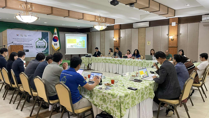 7월 24일 ‘스마트농업을 적용한 서비사야스 지역 고소득작물 가치사슬 강화사업’ 제1차 사업운영위원회가 열렸다. 한-필리핀 양측 주요 관계자는 필리핀 스마트팜 구축사업의 진행 상황과 향후 추진 전략 전반에 대해 논의했다.
