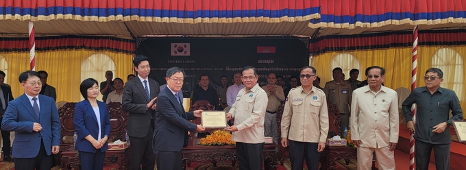 농림축산식품부와 한국농어촌공사는 국제농업협력(ODA)으로 캄보디아 몬둘끼리 지역에서 ‘산지지역 고부가가치 채소 생산 및 가치사슬 개선 사업’ 준공식과 함께 ‘산지채소연구소’ 개소식을 개최했다고 11일 밝혔다.