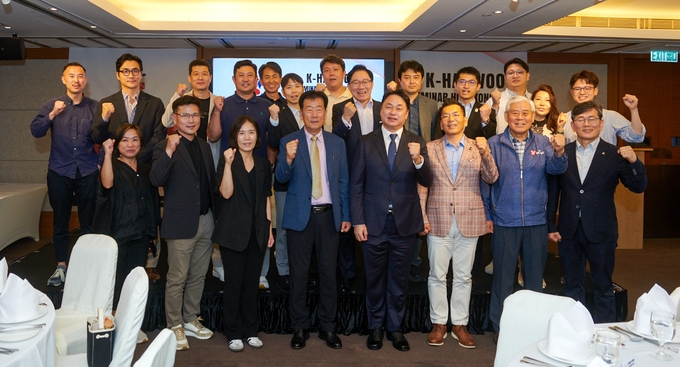 2025 홍콩 K-한우세미나에 참석한 한우 수출사 및 현지 수입사, 한인단체, 기관 등이 함께 기념촬영을 하고 있다.