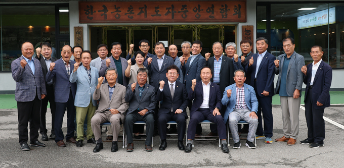 <strong>이승돈 농촌진흥청장은 1일 경기도 수원시 농민회관에서 (사)한국농촌지도자중앙연합회 임원단과 간담회를 가졌다.<사진제공=농촌진흥청></strong>