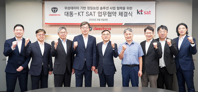 왼쪽부터 KT SAT 김현준 과장, 정상규 스페이스데이터팀장, 박현배 사업총괄전무, 서영수 대표,<br>
대동 권기재 그룹경영실장, 이광욱 국내사업부문장, 최준기 대동에이아이랩 대표, 김민성 정밀농업서비스사업팀장, 임종민 과장