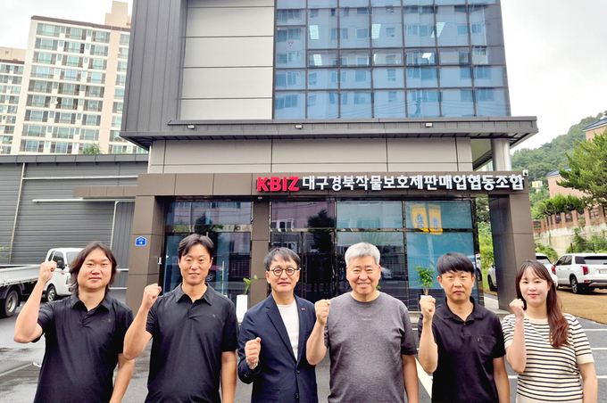 <strong>왼쪽부터 김승찬 차장, 이영제 이사, 이형준 이사장, 임탁빈 전무, 정진호 차장, 전다빈 대리</strong>