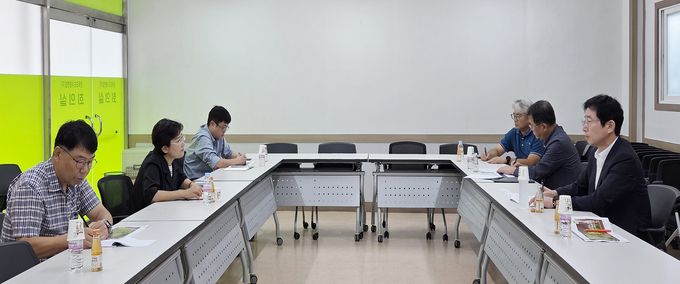 <strong>농촌진흥청 국립원예특작과학원 김대현 원예작물부장이 18일 경북 상주시 (주)한국포도수출연합회를 찾아 우리 포도의 수출 확대를 위한 협업 방안을 논의하고 있다.<사진=농촌진흥청></strong>