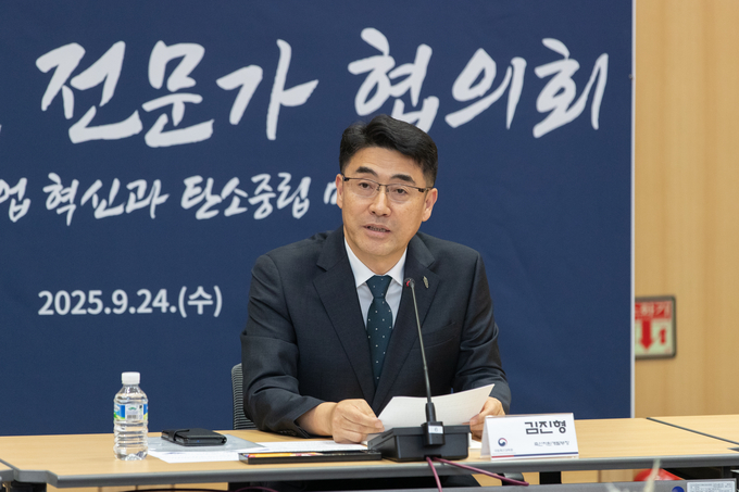 <strong>김진형 농촌진흥청 국립축산과학원 축산자원개발부장이 열린 국내 사료산업 발전과 저메탄 사료 활성화를 위한 2025년 국내사료 전문가 협의회’에서 인사말씀을 하고 있다.<사진=농촌진흥청></strong>