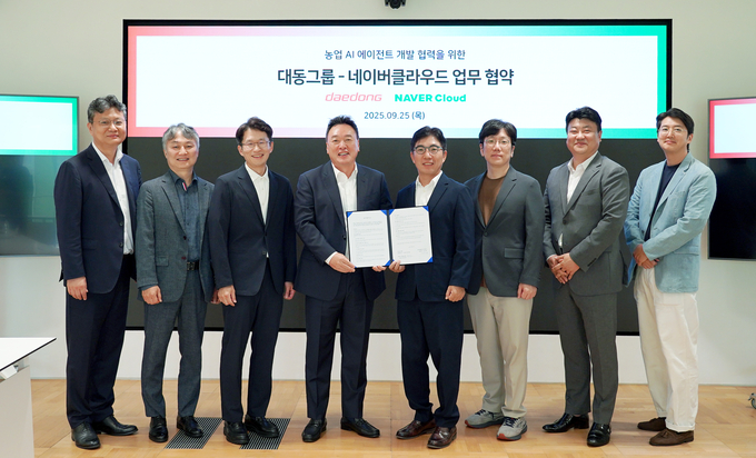 왼쪽부터 대동 나영중 P&Biz개발부문장, 이광욱 국내사업부문장, 대동에이아이랩 최준기 대표, 대동 원유현 대표이사,<br>
네이버클라우드 김유원 대표, 성낙호 하이퍼스케일 AI 전무, 김준범 대외정책협력 전무, 김은철 매니저