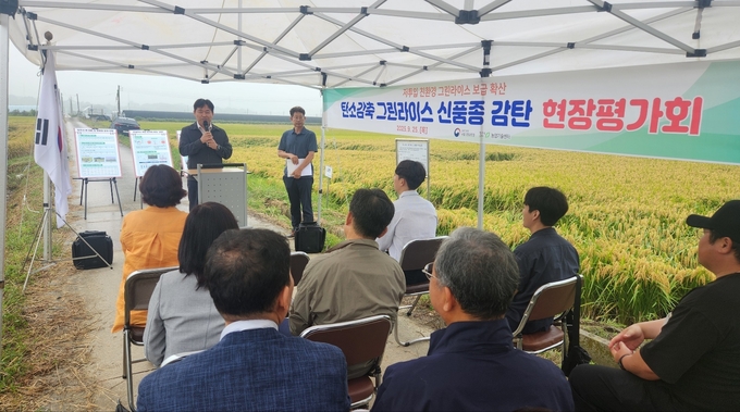 <strong>25일 충북 청주시 흥덕구 신대동에서 농업인과 관계자 50여 명이 참석한 가운데 열린 벼 신품종 ‘감탄’ 현장평가회에서 농촌진흥청 국립식량과학원 곽도연 원장이 인사말을 하고 있다. <사진=농촌진흥청></strong>