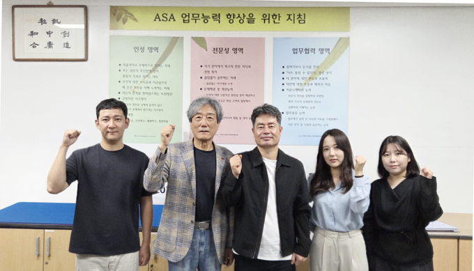 <strong>왼쪽부터 김민규 차장, 정충용 이사장, 임홍빈 전무이사, 이한별 과장, 구민영 사원</strong>