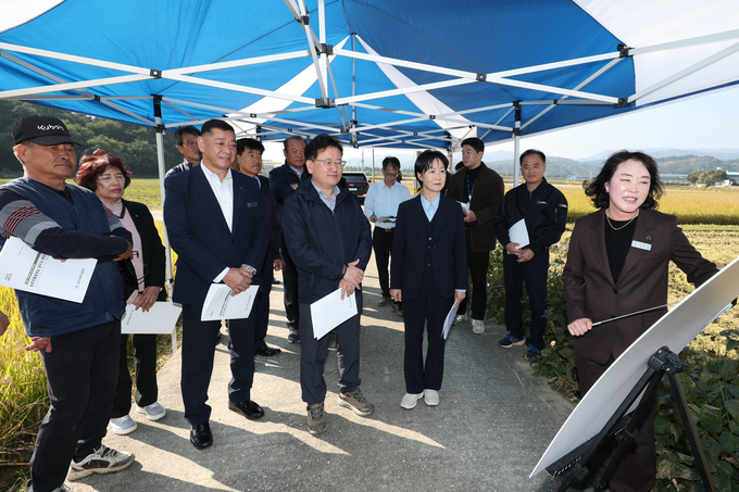 <strong>이승돈 농촌진흥청장_벼 수확 현장 점검</strong>