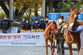 뿔난 말산업 농가, 말 타고 피켓 들고 농림부 찾았다