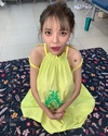 ‘에이오에이’ 공개된 사진에는 노란색 원피스를 입은 ...