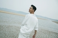 ‘방용국’ 뮤직비디오는 해변과 밤하늘이 돋보이는 자연의...