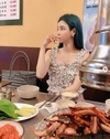 ‘우주안’ 사진 속 그는 옆으로 고개를 ...