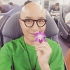 꽃을 든 홍석천 