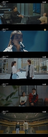 ‘악마가’ 내려온 김이경에게 빨리 신곡 준비하자라고 설득했다.