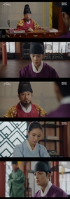 ‘신입사관 구해령’ 처소에 보초를 서기 시작한 것.