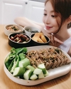 윤세아, 음식을 바라보고 있는 사진을 게재