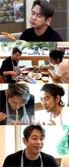 지으며 어묵을 먹고 있다. '전지적 참견 시점'