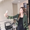 ‘이엑스아이디’ 솔지는 휴대폰을 들고 셀카를 촬영하고 있다