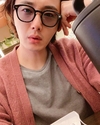 앉아서 카메라를 주시하고 있는 정일우, 인스타그램을 통해 근황 공개
