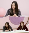 손사래를 쳐 웃음을??? 
