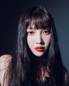 ‘레드벨벳’ 일자로 자른 채 카메라를 정면으로 응시하고 있다